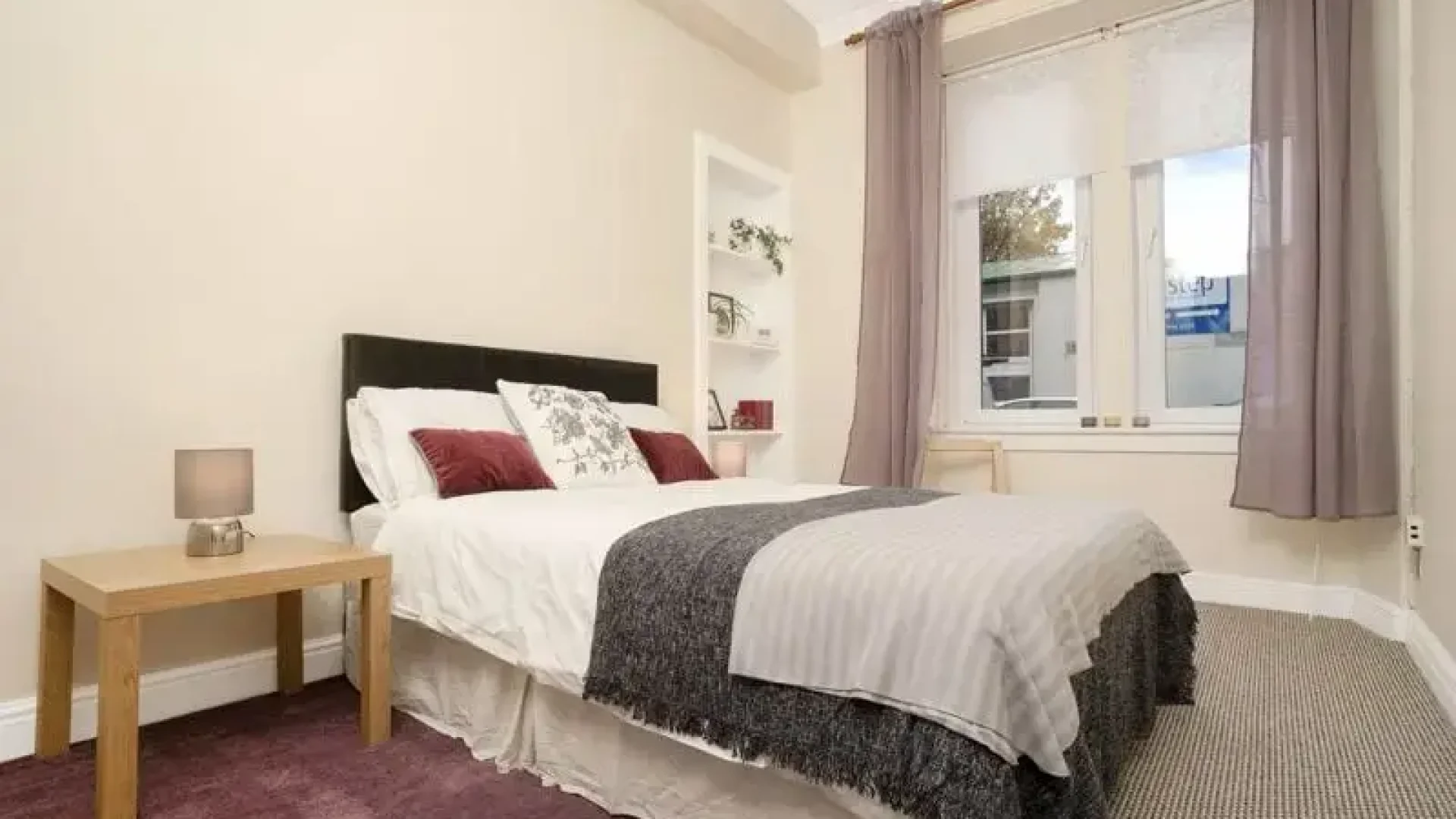 Leyden-Bed.webp